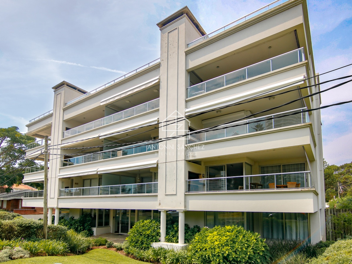 Apartamento ID.2454 - Apartamento en Venta de 3 dormitorios en Playa Mansa , Punta del este