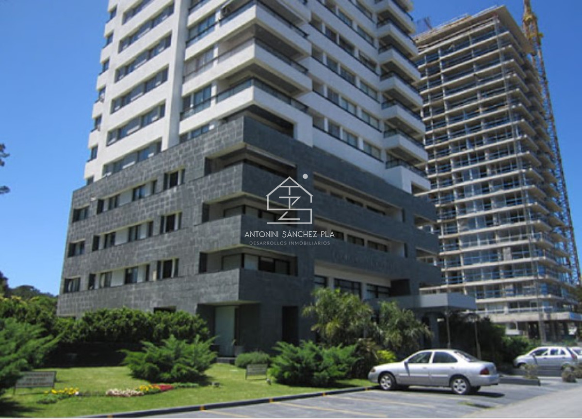 Apartamento ID.4478 - Vende apto de 2 dormitorios con vista al mar en Punta del este