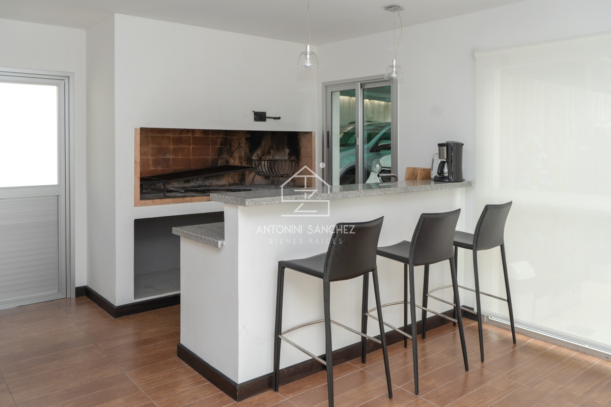 Apartamento ID.2454 - Apartamento en Venta de 3 dormitorios en Playa Mansa , Punta del este