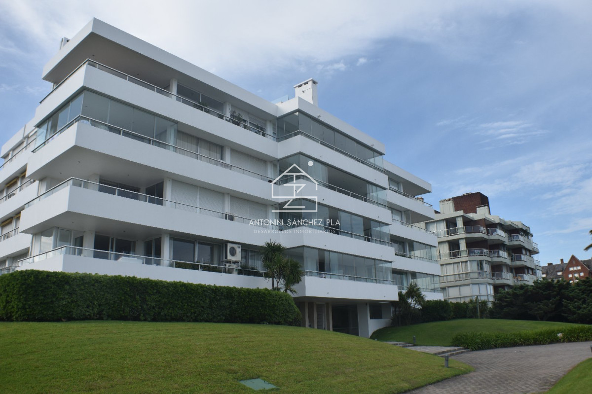 Apartamento ID.4624 - Departamento en edificio Esturión, frente al mar, 3 dormitorios en venta