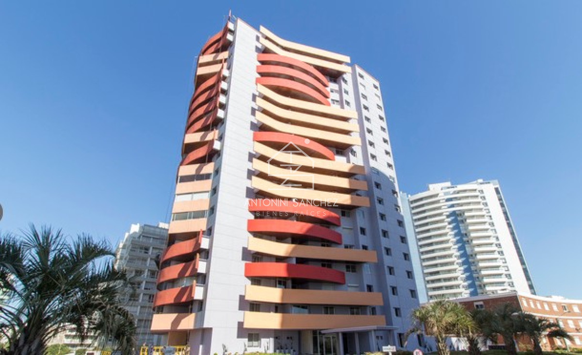 Apartamento ID.1883 - Oportunidad. Vende apartamento de 2 dormitorios con amplia planta en Punta del Este