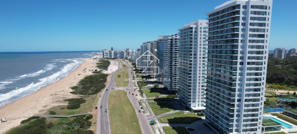 Apartamento ID.2944 - Vende apartamento de 3 dormitorios con vista al mar en Brava, Punta del Este