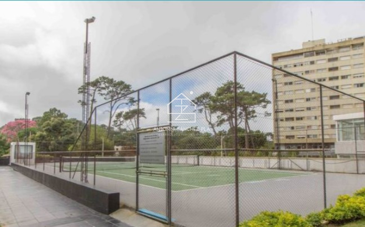 Apartamento ID.4478 - Vende apto de 2 dormitorios con vista al mar en Punta del este