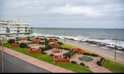 Departamento de 3 dormitorio con parrillero en venta , ultimo piso frente al mar, Punta del Este