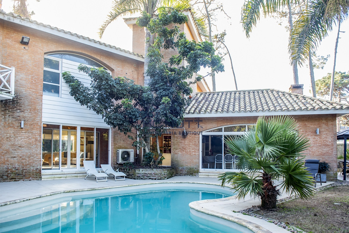 Casa ID.683/ - Casa en Venta de 4 dormitorios en San Rafael , Punta del este 