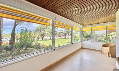 Vende Apartamento en Mansa - Punta del Este de 3 dormitorios, con Balcon.