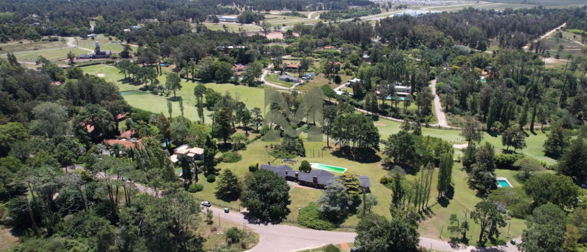 Casa ID.860 - En venta casa de 4 dormitorios, con agradable entorno en Golf, Punta del Este.
