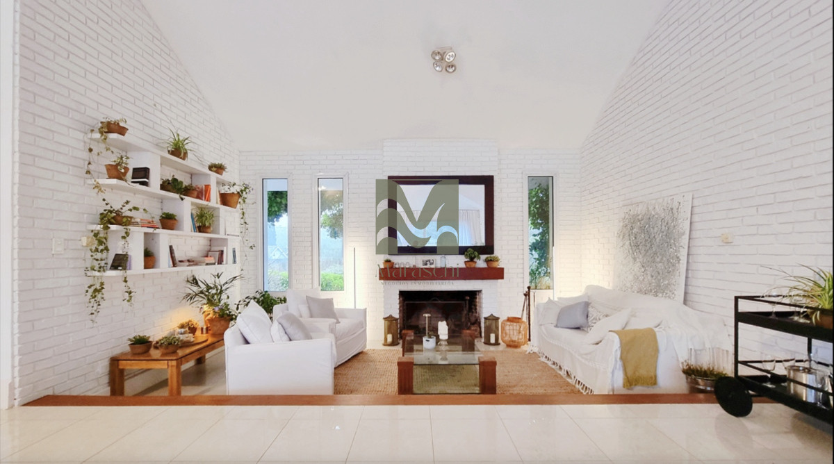 Casa ID.865 - En venta espectacular casa de 5 dormitorios en Golf, Punta del Este
