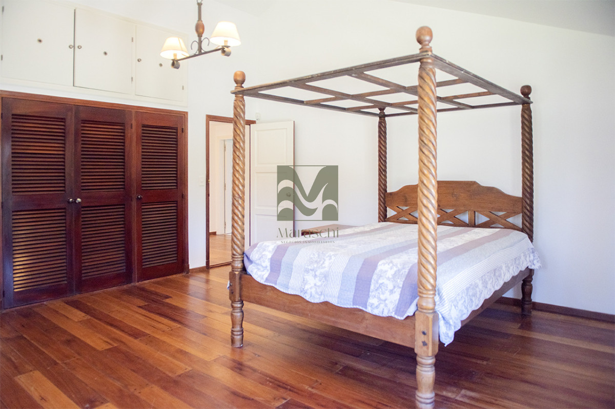Casa ID.860 - En venta casa de 4 dormitorios, con agradable entorno en Golf, Punta del Este.