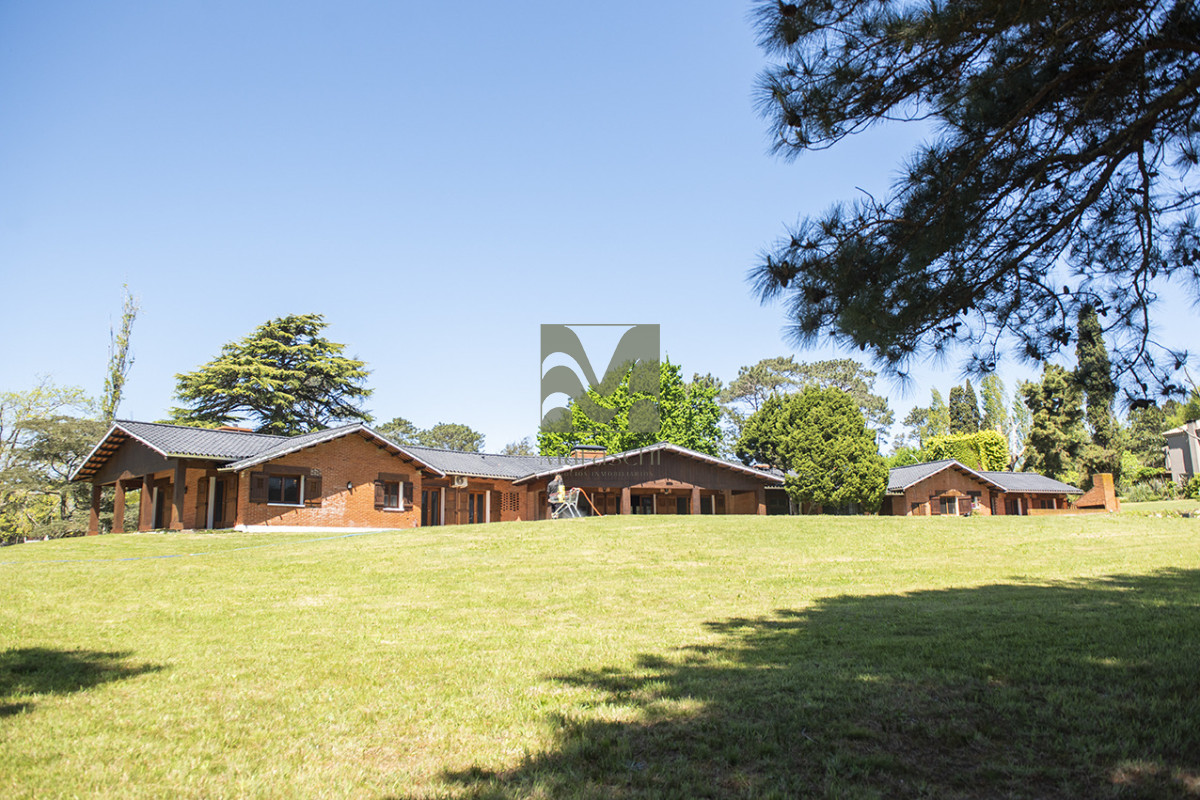Casa ID.860 - En venta casa de 4 dormitorios, con agradable entorno en Golf, Punta del Este.