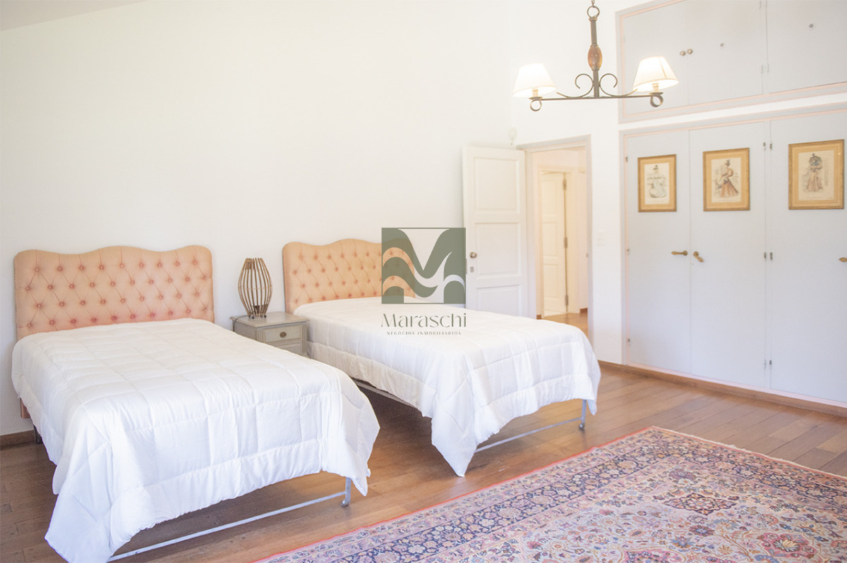 Casa ID.860 - En venta casa de 4 dormitorios, con agradable entorno en Golf, Punta del Este.