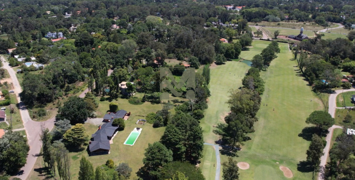 Casa ID.860 - En venta casa de 4 dormitorios, con agradable entorno en Golf, Punta del Este.
