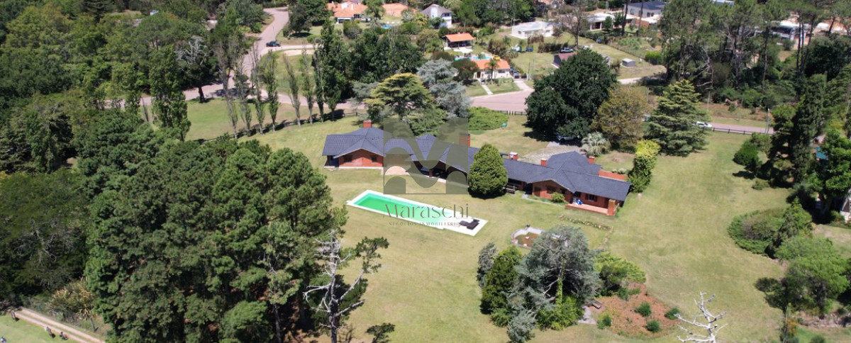 Casa ID.860 - En venta casa de 4 dormitorios, con agradable entorno en Golf, Punta del Este.