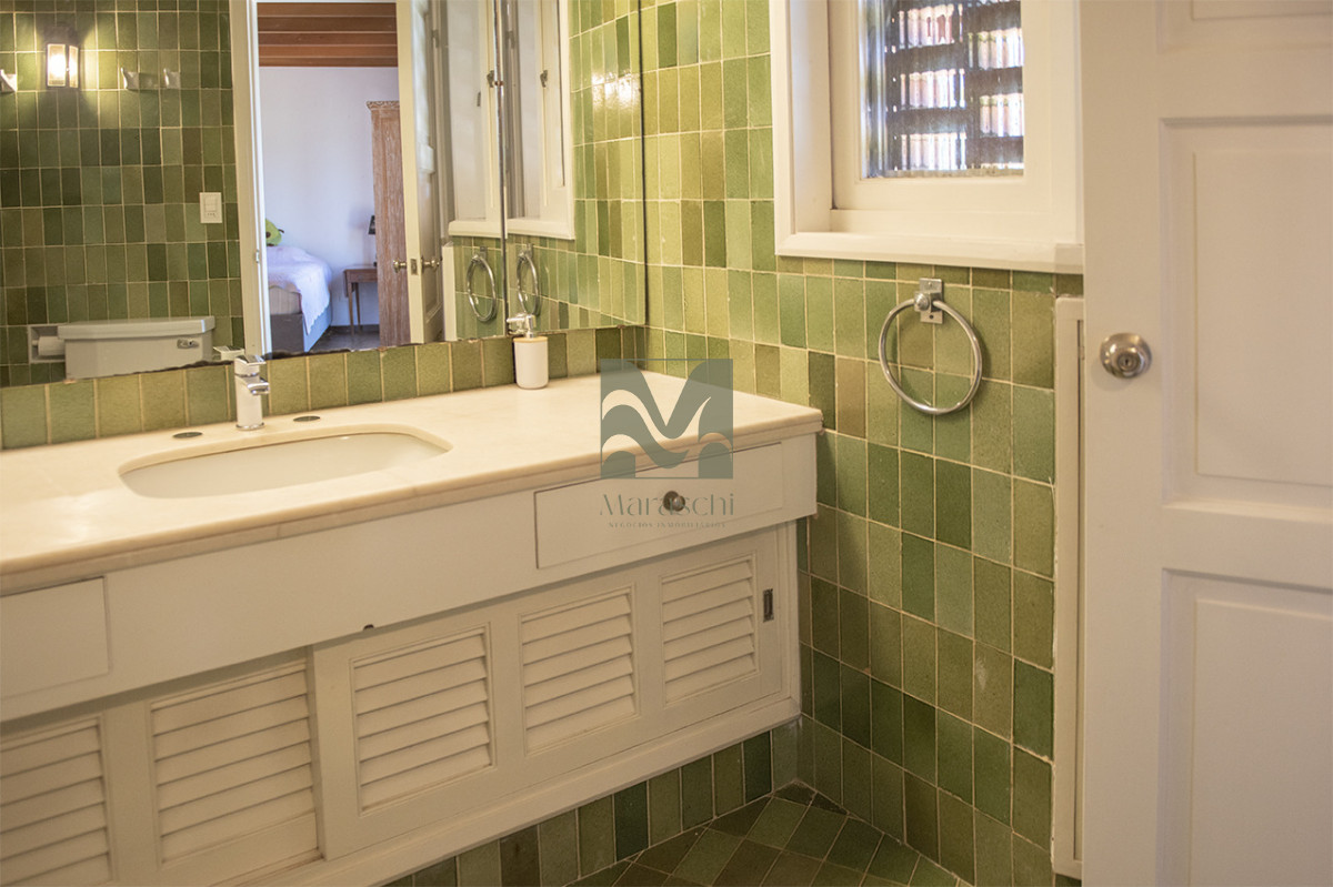 Casa ID.860 - En venta casa de 4 dormitorios, con agradable entorno en Golf, Punta del Este.