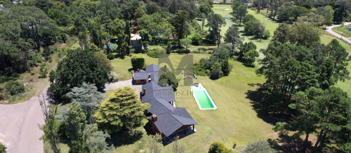Casa ID.860 - En venta casa de 4 dormitorios, con agradable entorno en Golf, Punta del Este.