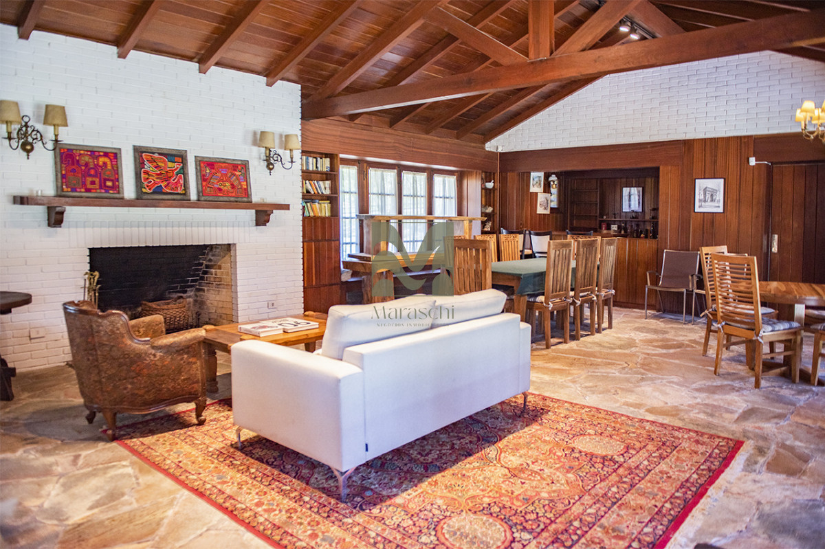 Casa ID.860 - En venta casa de 4 dormitorios, con agradable entorno en Golf, Punta del Este.