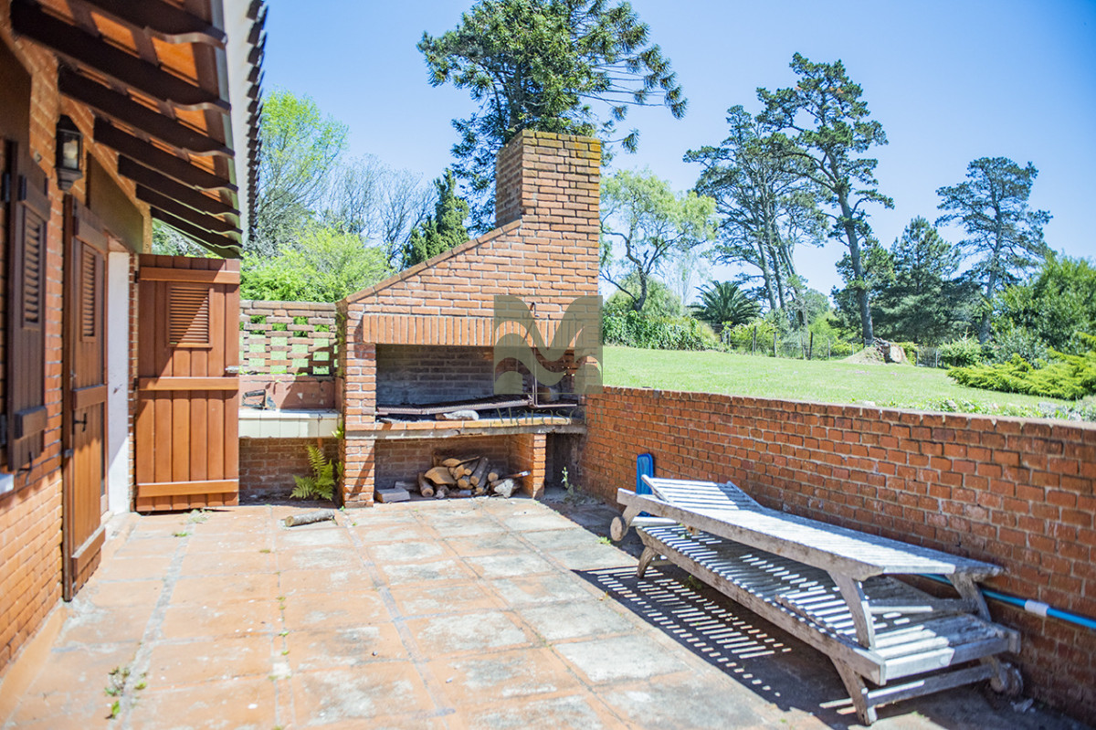 Casa ID.860 - En venta casa de 4 dormitorios, con agradable entorno en Golf, Punta del Este.