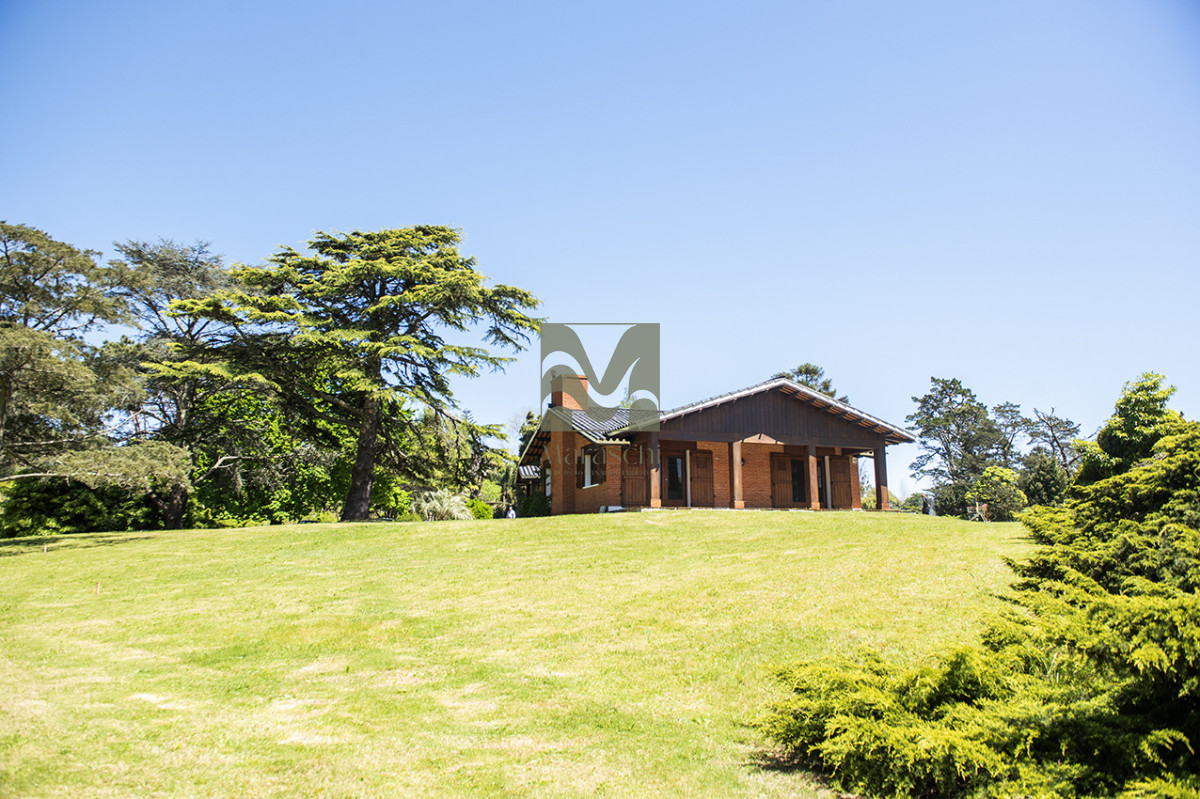 Casa ID.860 - En venta casa de 4 dormitorios, con agradable entorno en Golf, Punta del Este.
