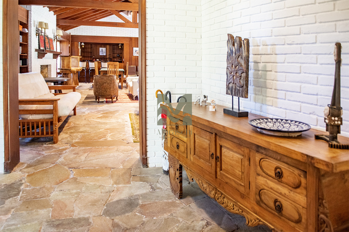 Casa ID.860 - En venta casa de 4 dormitorios, con agradable entorno en Golf, Punta del Este.
