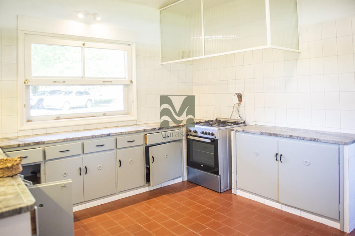 Casa ID.860 - En venta casa de 4 dormitorios, con agradable entorno en Golf, Punta del Este.