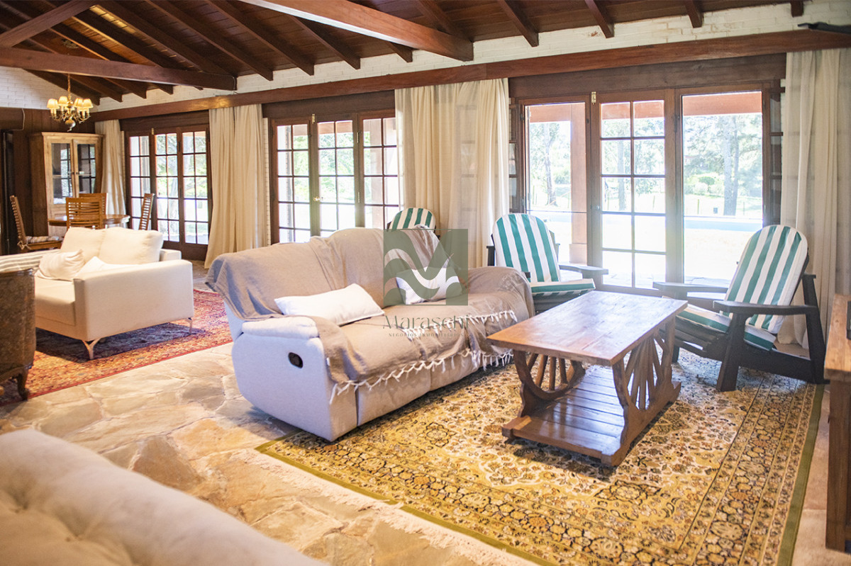 Casa ID.860 - En venta casa de 4 dormitorios, con agradable entorno en Golf, Punta del Este.