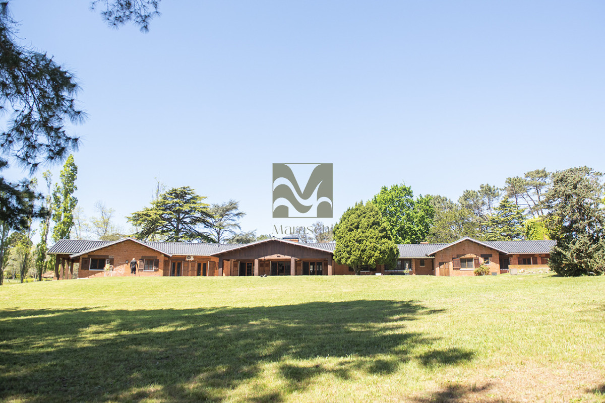 Casa ID.860 - En venta casa de 4 dormitorios, con agradable entorno en Golf, Punta del Este.