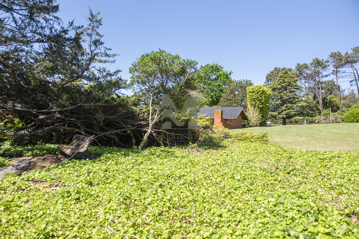 Casa ID.860 - En venta casa de 4 dormitorios, con agradable entorno en Golf, Punta del Este.