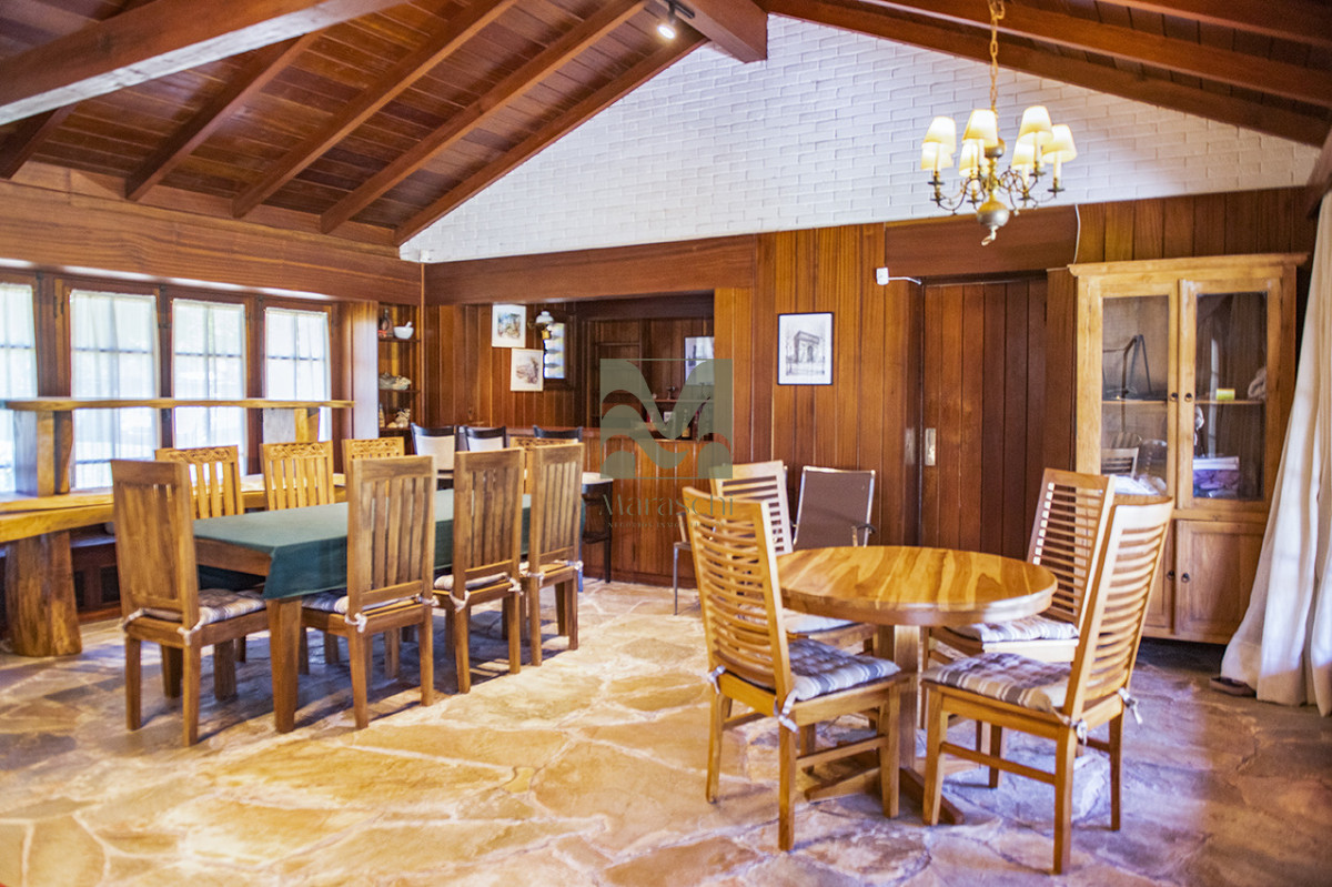 Casa ID.860 - En venta casa de 4 dormitorios, con agradable entorno en Golf, Punta del Este.