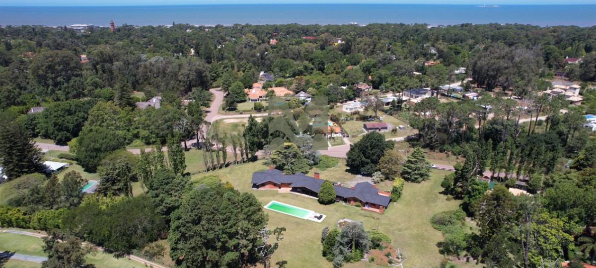 Casa ID.860 - En venta casa de 4 dormitorios, con agradable entorno en Golf, Punta del Este.