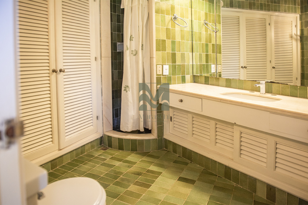 Casa ID.860 - En venta casa de 4 dormitorios, con agradable entorno en Golf, Punta del Este.