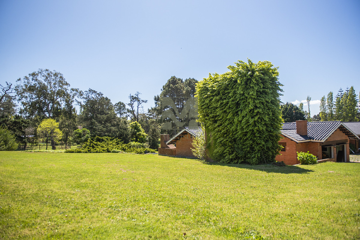 Casa ID.860 - En venta casa de 4 dormitorios, con agradable entorno en Golf, Punta del Este.