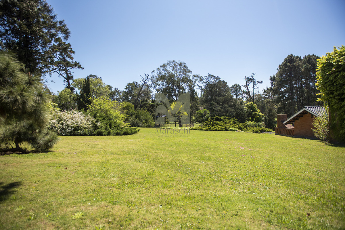 Casa ID.860 - En venta casa de 4 dormitorios, con agradable entorno en Golf, Punta del Este.
