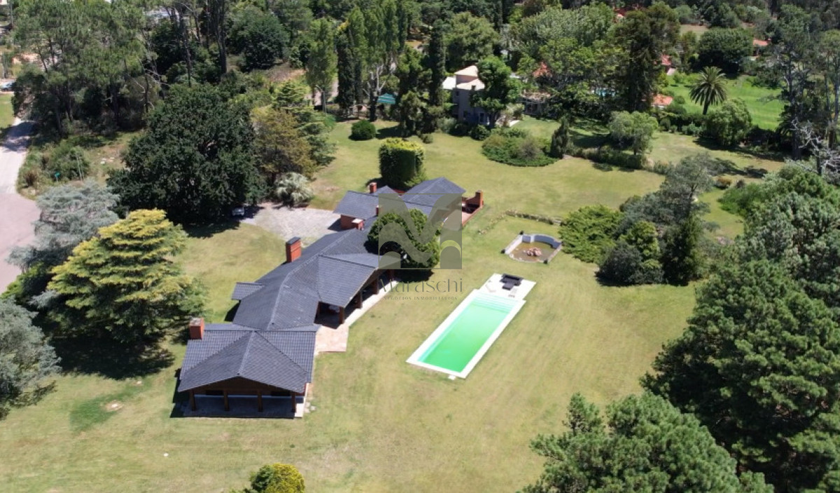 Casa ID.860 - En venta casa de 4 dormitorios, con agradable entorno en Golf, Punta del Este.