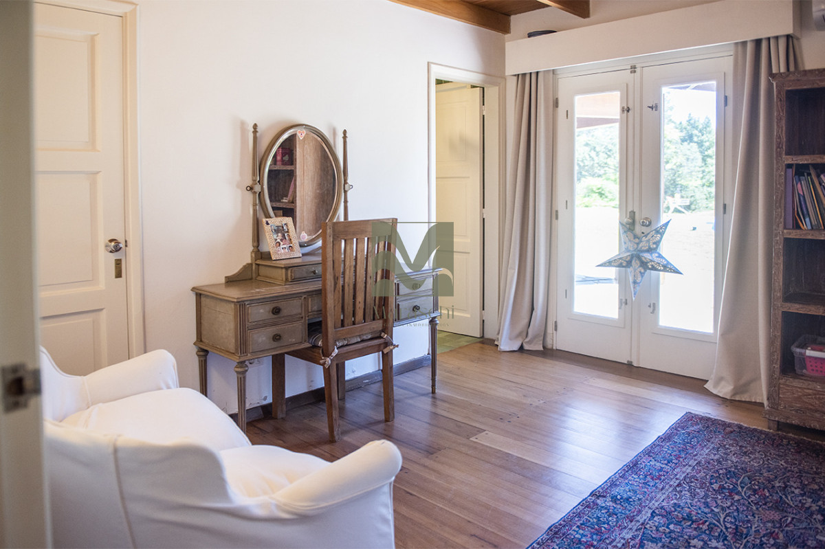 Casa ID.860 - En venta casa de 4 dormitorios, con agradable entorno en Golf, Punta del Este.