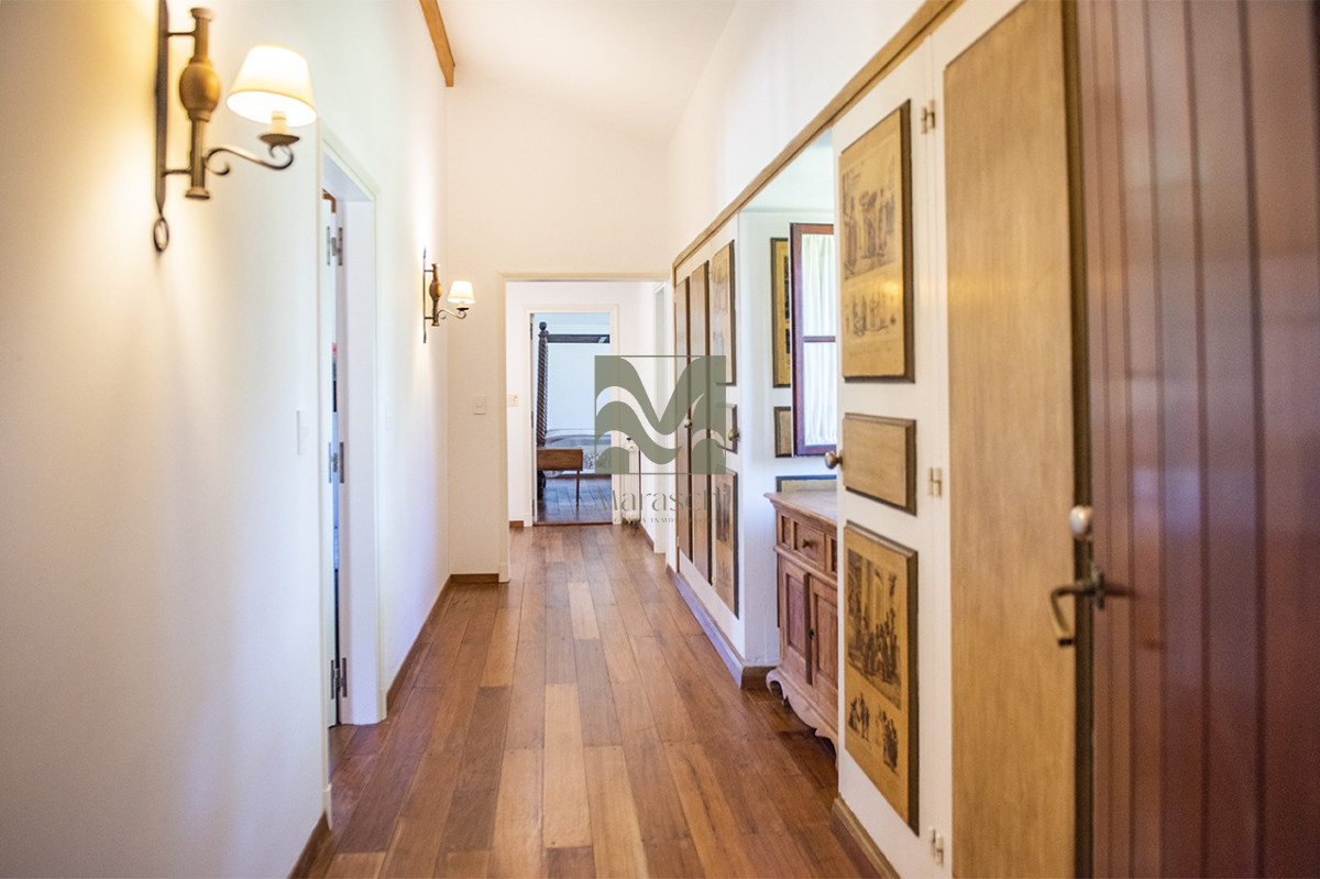 Casa ID.860 - En venta casa de 4 dormitorios, con agradable entorno en Golf, Punta del Este.