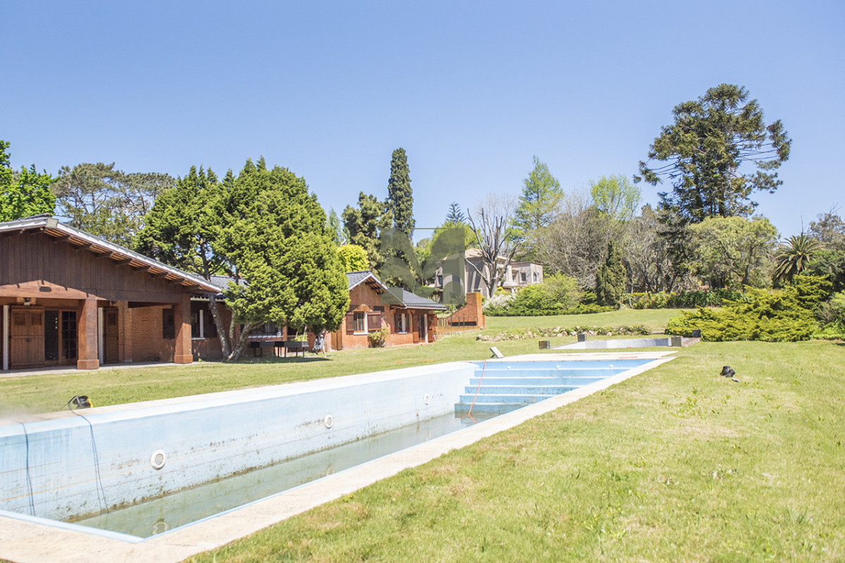 Casa ID.860 - En venta casa de 4 dormitorios, con agradable entorno en Golf, Punta del Este.