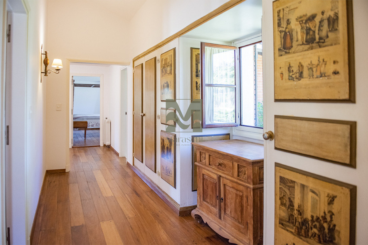 Casa ID.860 - En venta casa de 4 dormitorios, con agradable entorno en Golf, Punta del Este.
