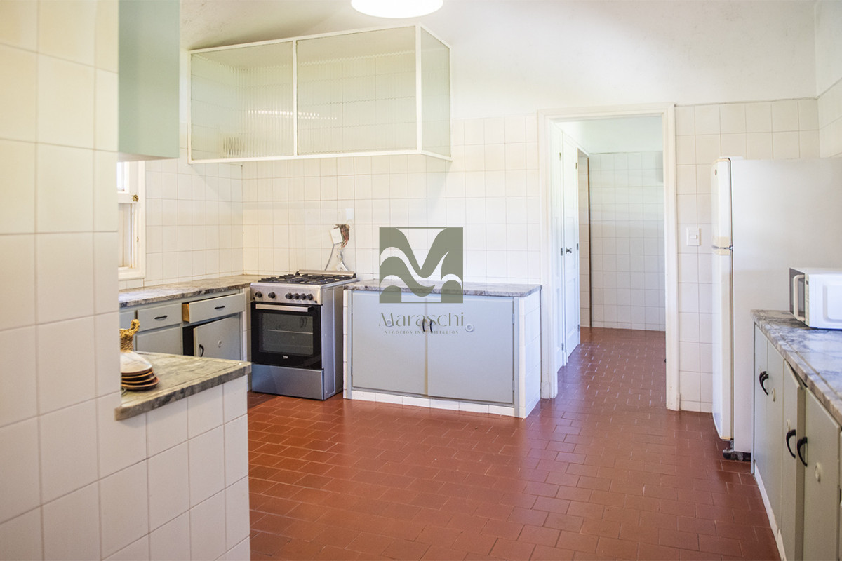Casa ID.860 - En venta casa de 4 dormitorios, con agradable entorno en Golf, Punta del Este.