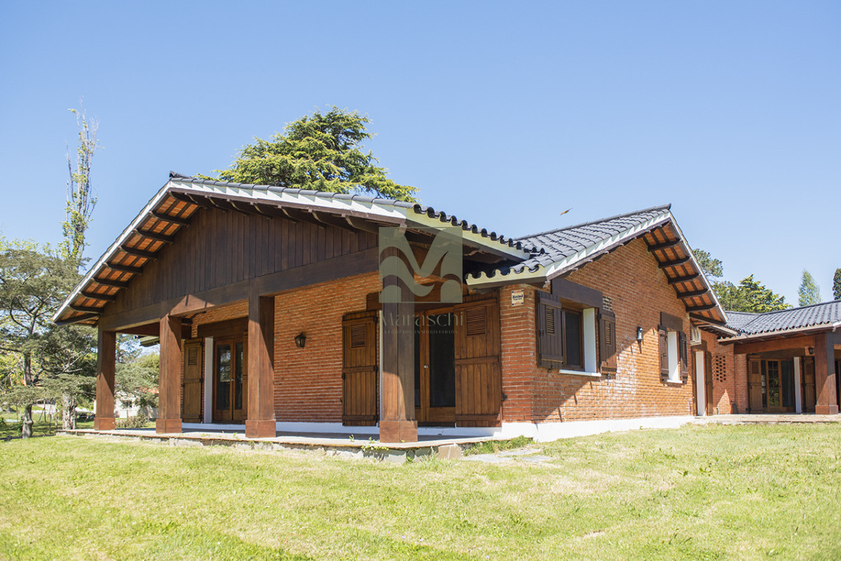 Casa ID.860 - En venta casa de 4 dormitorios, con agradable entorno en Golf, Punta del Este.