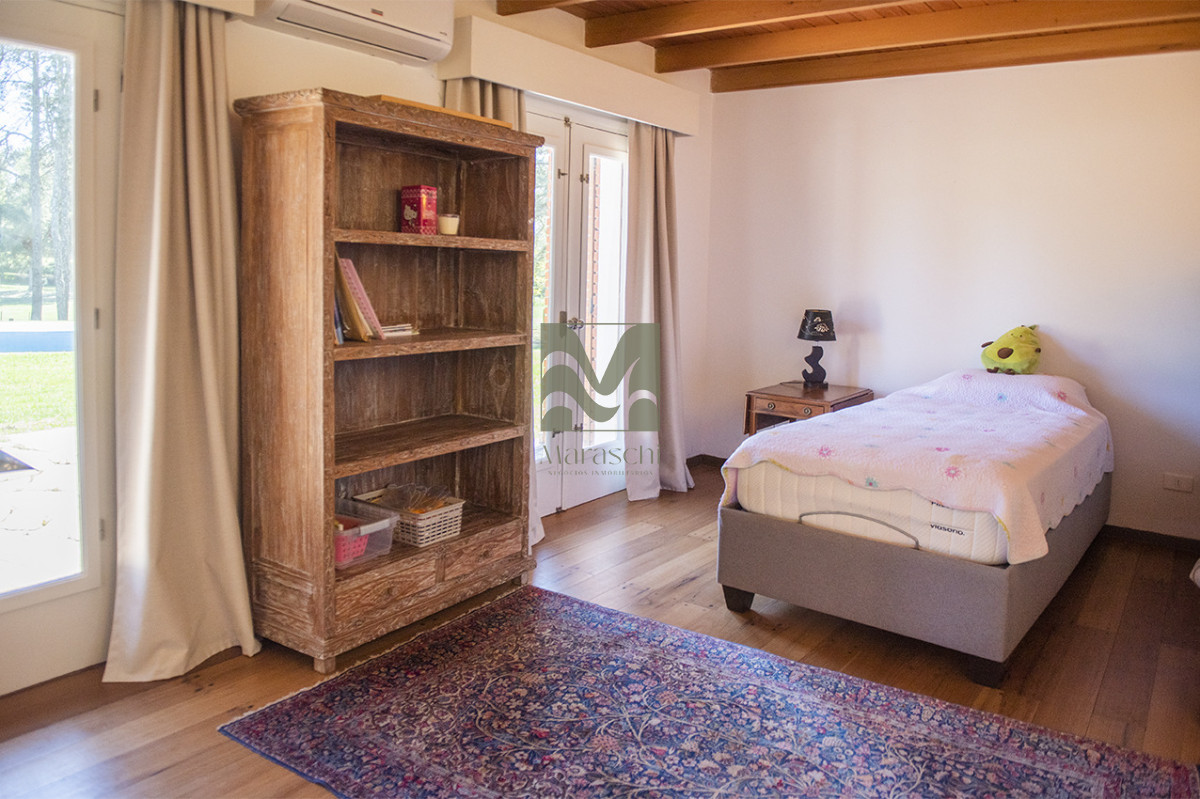 Casa ID.860 - En venta casa de 4 dormitorios, con agradable entorno en Golf, Punta del Este.