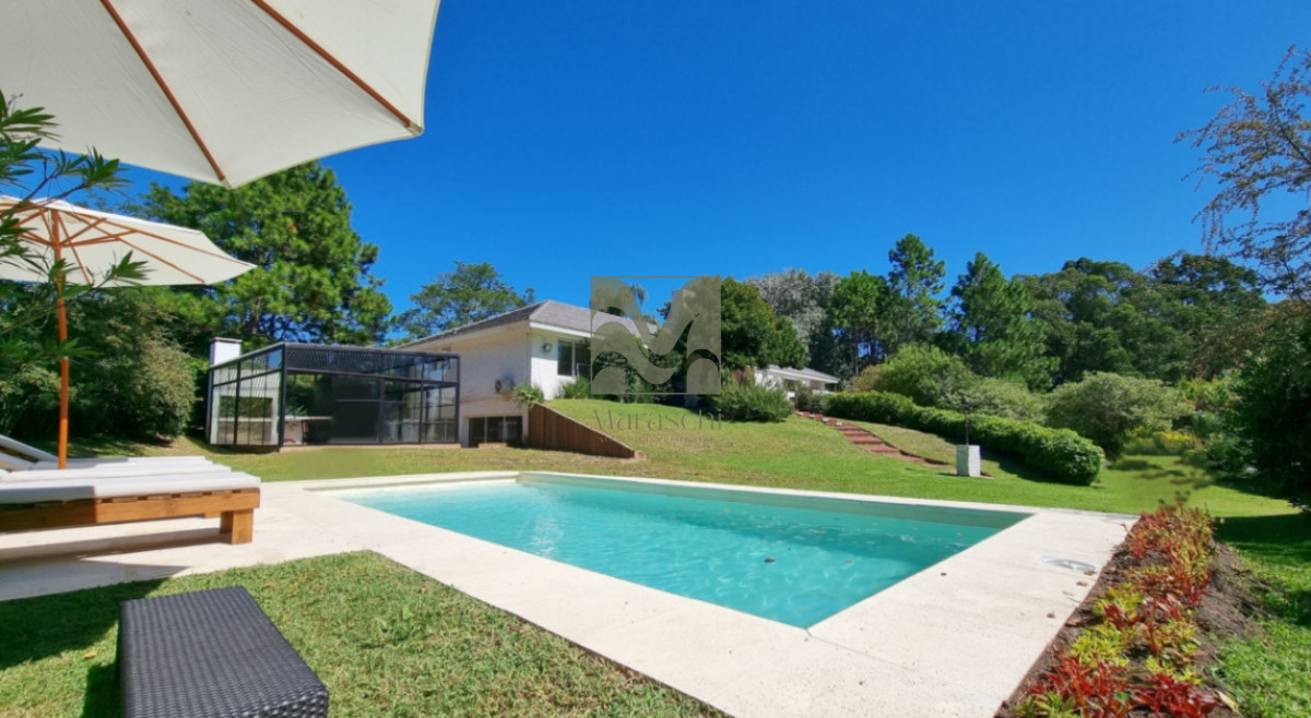 Casa ID.865 - En venta espectacular casa de 5 dormitorios en Golf, Punta del Este