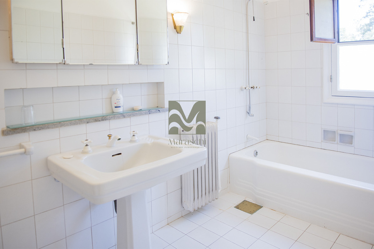 Casa ID.860 - En venta casa de 4 dormitorios, con agradable entorno en Golf, Punta del Este.