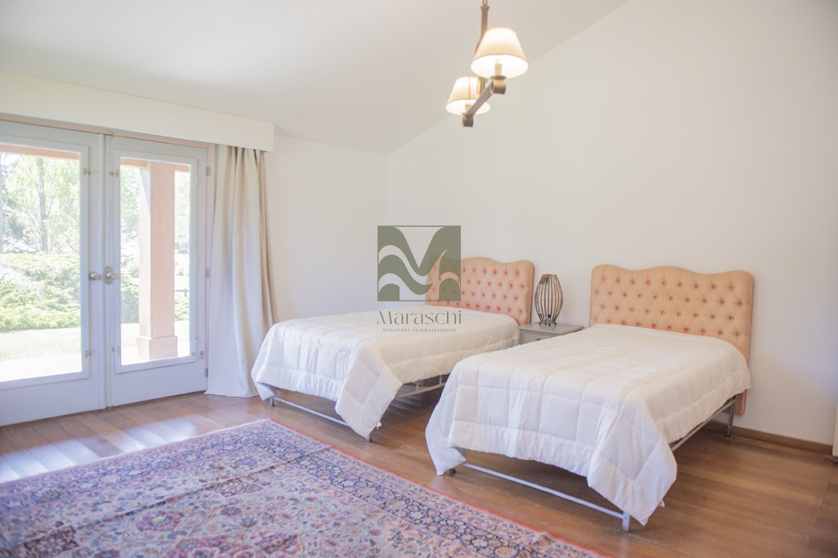 Casa ID.860 - En venta casa de 4 dormitorios, con agradable entorno en Golf, Punta del Este.