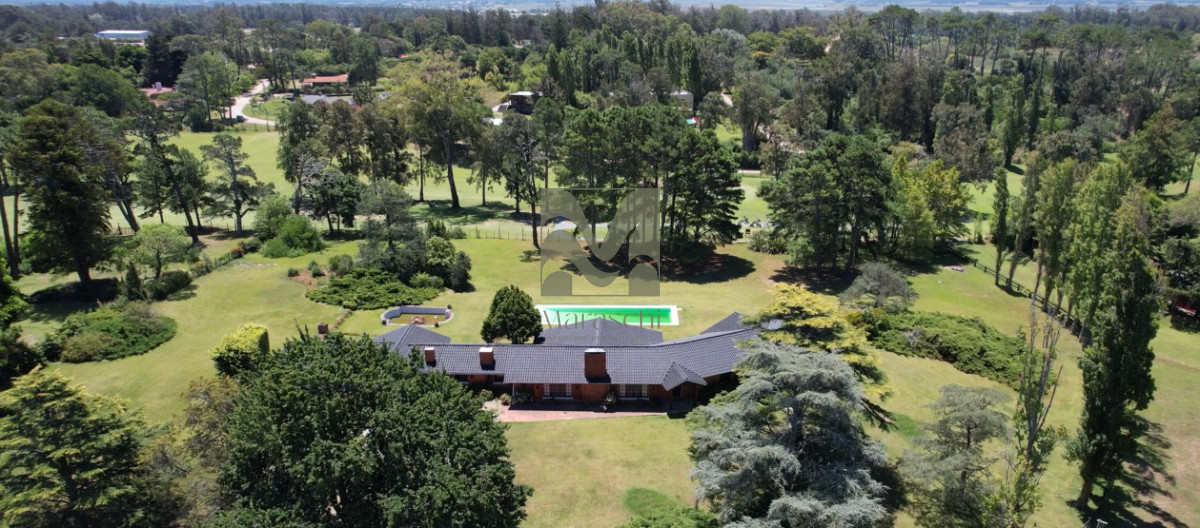 Casa ID.860 - En venta casa de 4 dormitorios, con agradable entorno en Golf, Punta del Este.