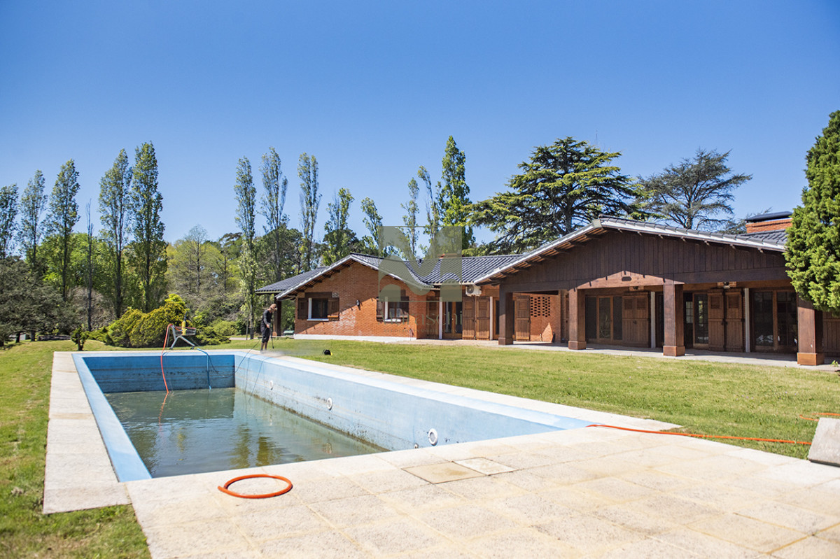 Casa ID.860 - En venta casa de 4 dormitorios, con agradable entorno en Golf, Punta del Este.
