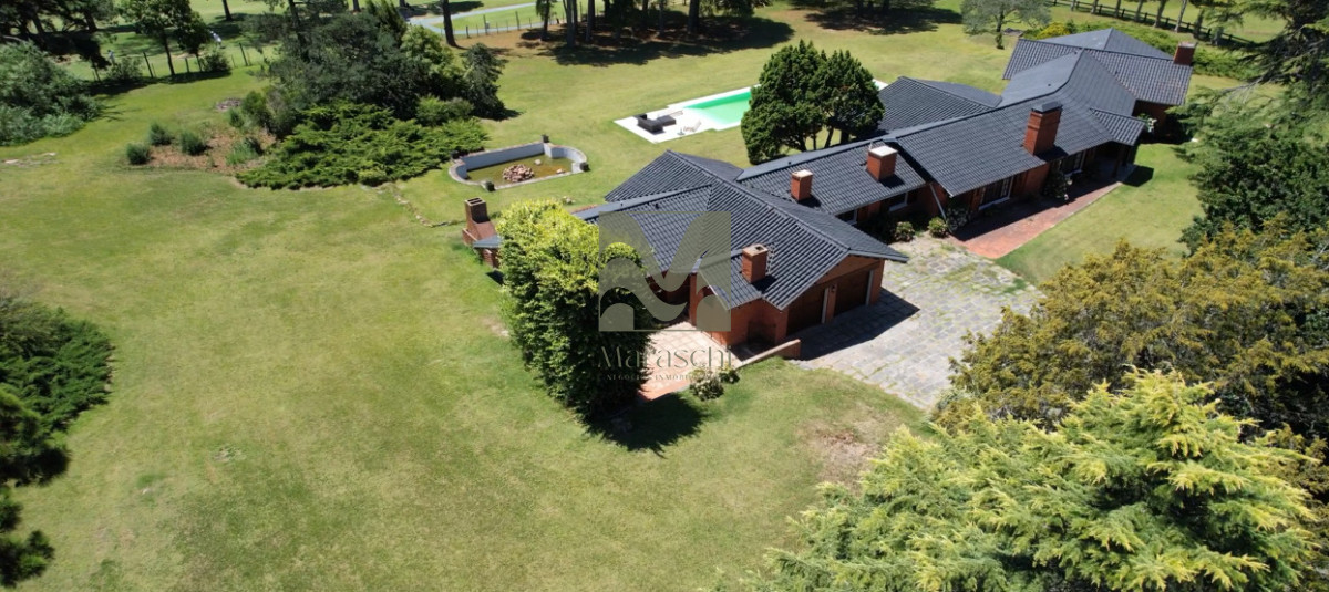 Casa ID.860 - En venta casa de 4 dormitorios, con agradable entorno en Golf, Punta del Este.