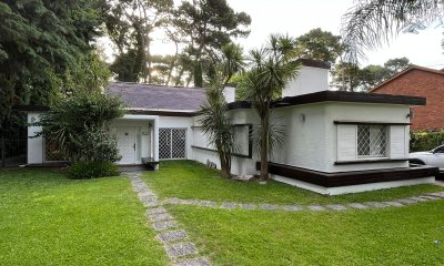 Hermosa Casa en venta de 4 dormitorios en Cantegril, Punta del este.