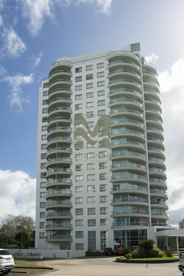 Apartamento ID.952 - Hermoso apartamento en venta de 3 dormitorios y dependencia en Punta del Este.