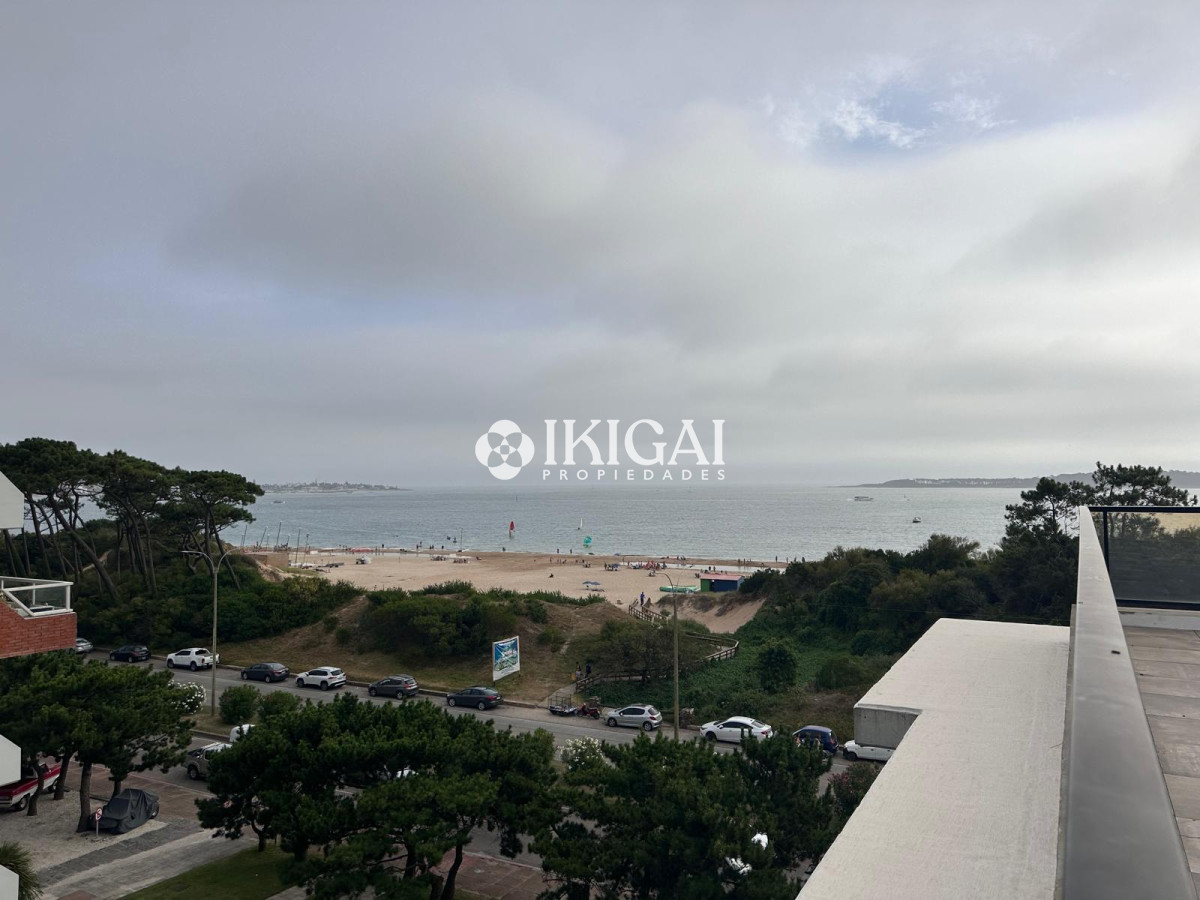 Apartamento ID.335 - Vende oportunidad en Playa Mansa, primera línea de 2 dormitorios en Punta del Este 