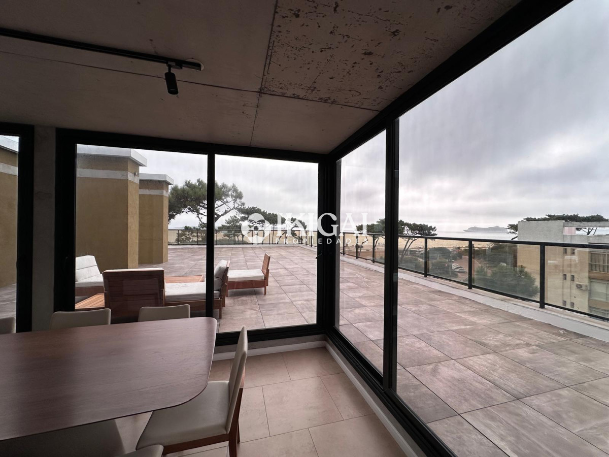 Apartamento ID.335 - Vende oportunidad en Playa Mansa, primera línea de 2 dormitorios en Punta del Este 